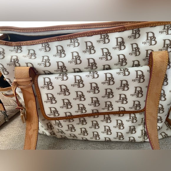 Dooney & Bourke Diaper Bag W/ Changing Mat Signature Pattern White & Brown - Picture 3 of 14